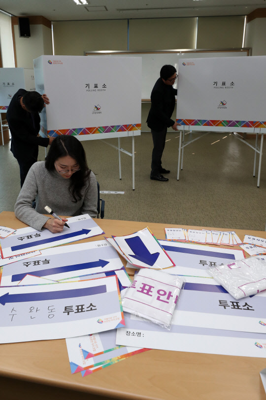 전국동시조합장선거를 하루 앞둔 12일 오후 광주 광산구 수완동 비아농협 본점에서 선거관리위원회 직원이 투표소를 설치하고 있다.       연합뉴스